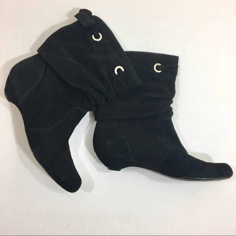 7.5N Naturalizer Suede Black Ankle Boots